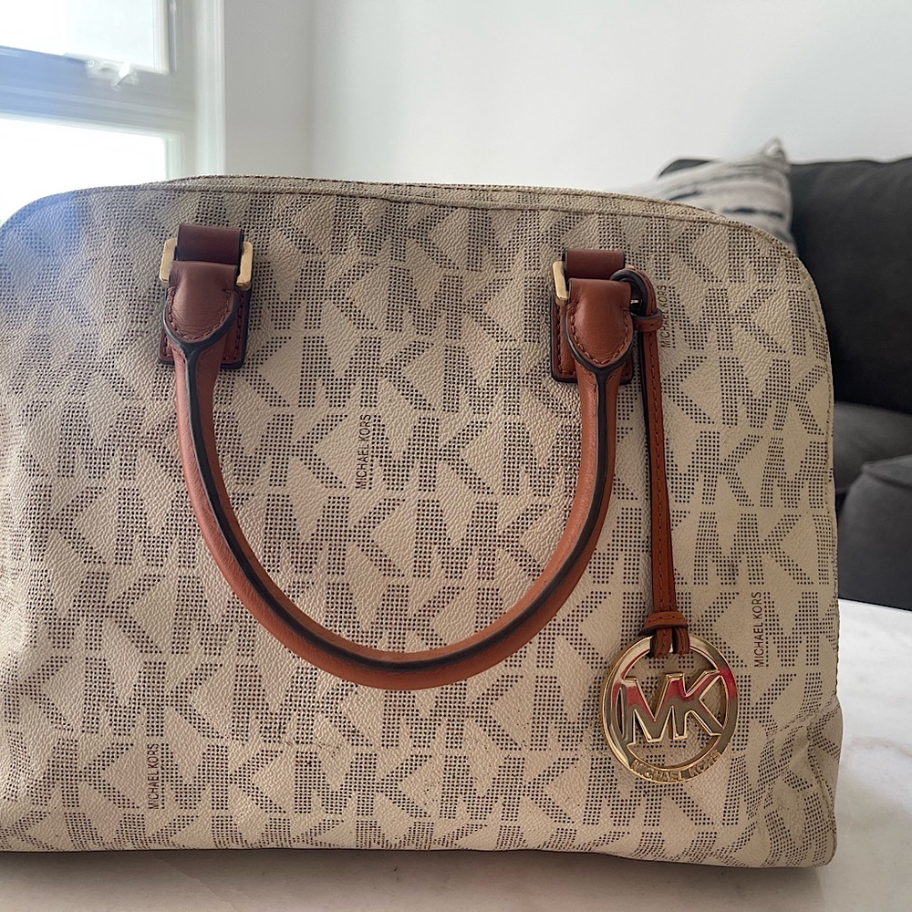 Michael Kors tote bag and a very good condition only worn a few times.